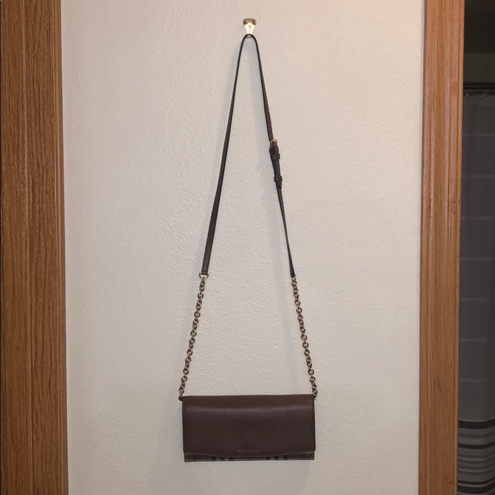 Burberry wallet on chain